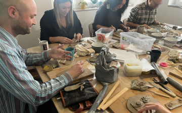 Atelier poterie dans un moment de créativité et de partage