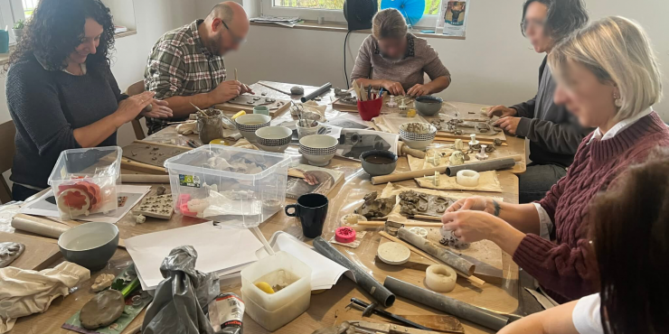 Atelier poterie dans un moment de créativité et de partage