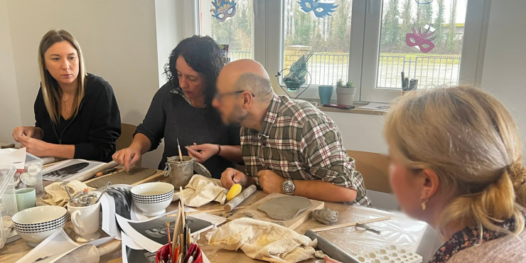 Atelier poterie dans un moment de créativité et de partage