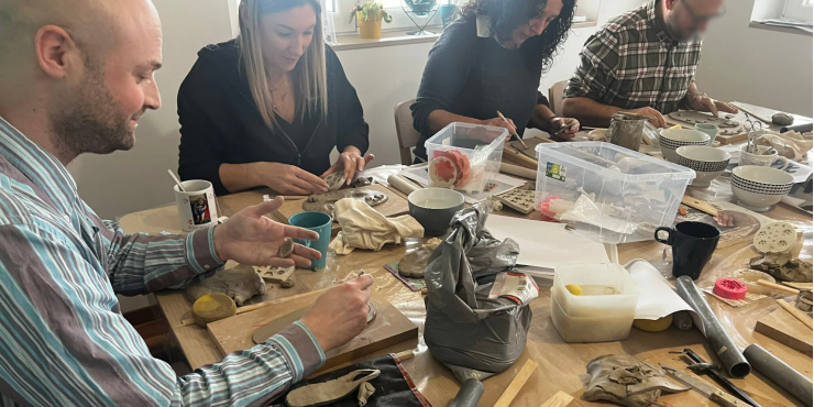 Atelier poterie dans un moment de créativité et de partage