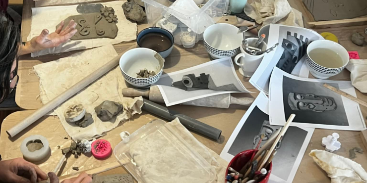 Atelier poterie dans un moment de créativité et de partage