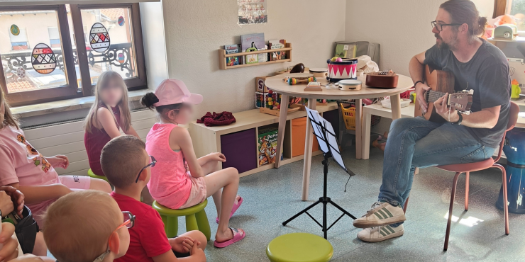 Atelier musical : découverte de nombreux instruments pour les jeunes du SEDI