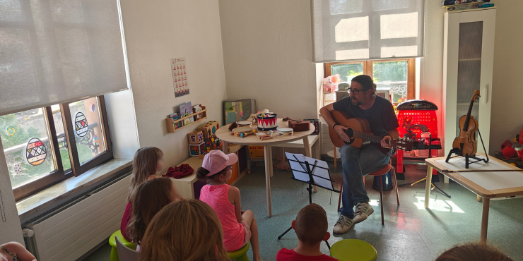Atelier musical : découverte de nombreux instruments pour les jeunes du SEDI