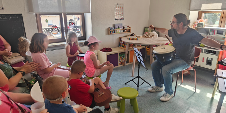 Atelier musical : découverte de nombreux instruments pour les jeunes du SEDI